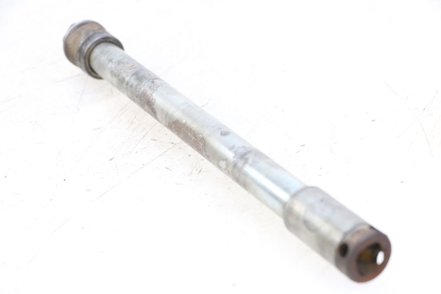 photo de FRONT WHEEL AXLE HONDA VT C2 SHADOW 750 (1997 - 2001) - Technical close-up