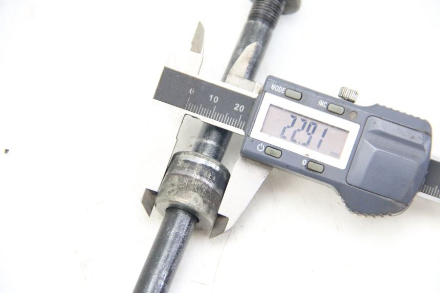 photo de FRONT WHEEL AXLE REVATTO IMPERATOR 125 (2007 - 2015) - Technical close-up