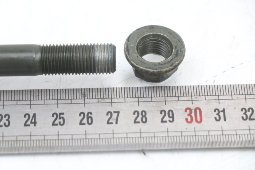 photo de FRONT WHEEL AXLE SYM JET 14 4T 50 (2018 - 2022) - Alternative perspective