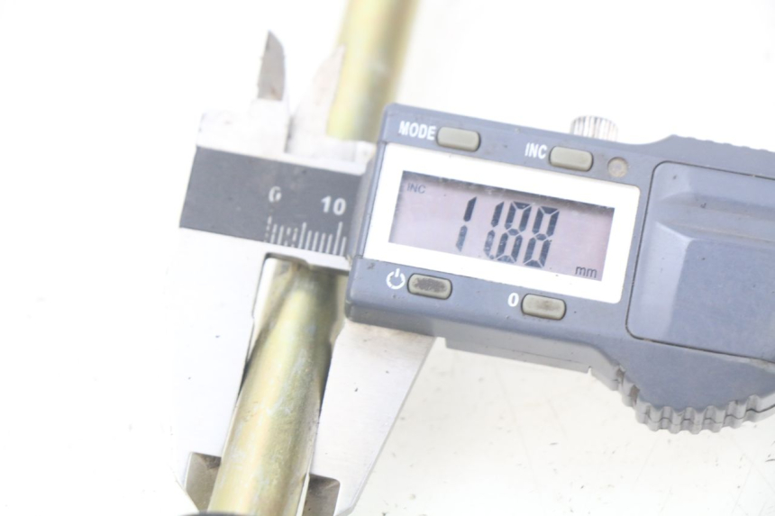 photo de FRONT WHEEL AXLE SYM JET EURO X 2T 50 (2003 - 2007) - Alternative perspective