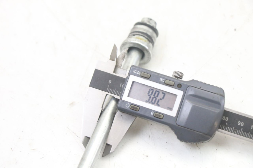 photo de FRONT WHEEL AXLE JM MOTORS MIA 50 (2017 - 2020) - Technical close-up