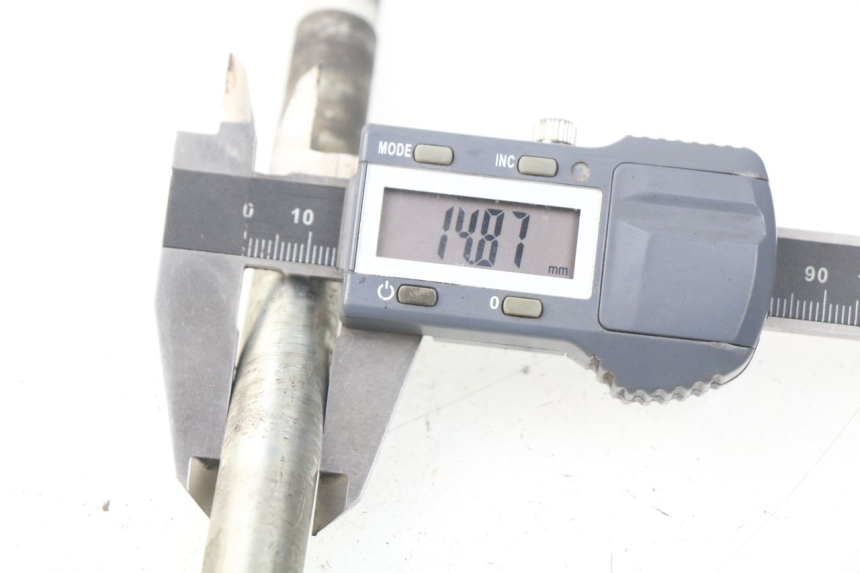 photo de FRONT WHEEL AXLE SYM JOYMAX 250 (2013 - 2017) - Technical close-up