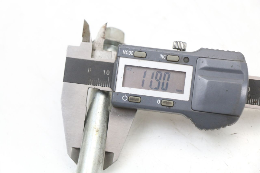 photo de FRONT WHEEL AXLE SYM JOYRIDE EVO 125 (2009 - 2016) - Alternative perspective