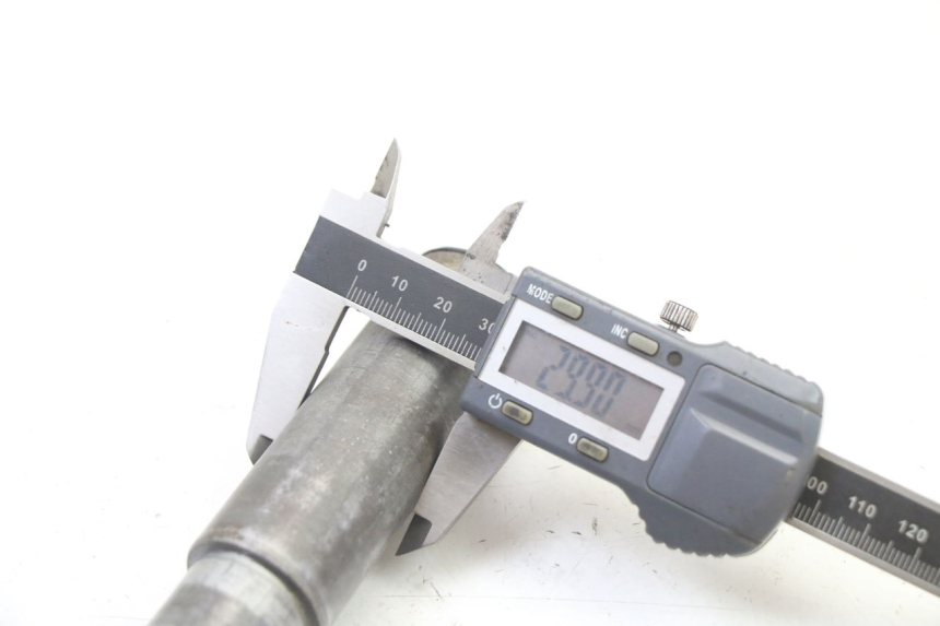 photo de FRONT WHEEL AXLE BMW K 75 RT 750 (1989 - 1997) - Technical close-up