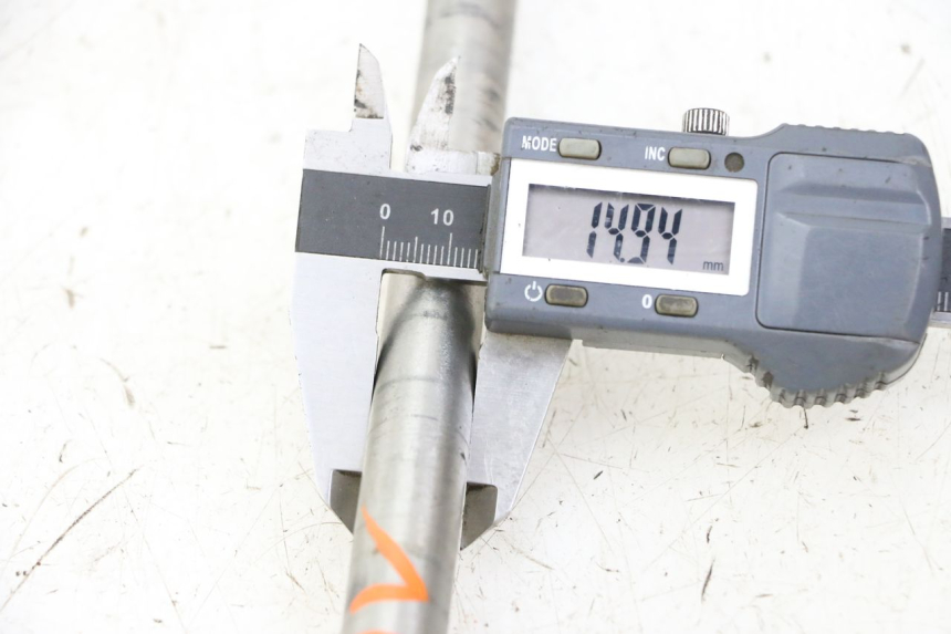 photo de FRONT WHEEL AXLE KEEWAY K-LIGHT KLIGHT 125 (2018 - 2025) - Alternative perspective