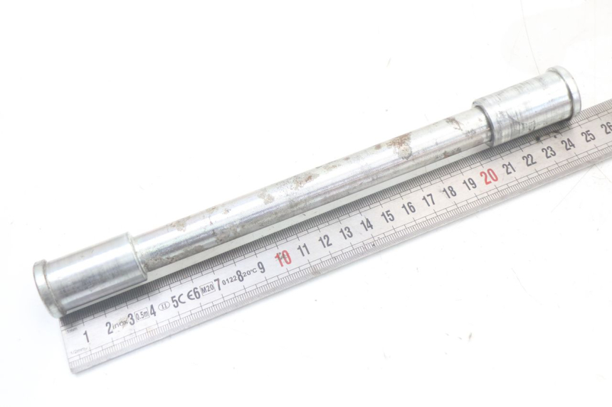 photo de FRONT WHEEL AXLE KAWASAKI GTR 1000 (1994 - 2004) - Component detail