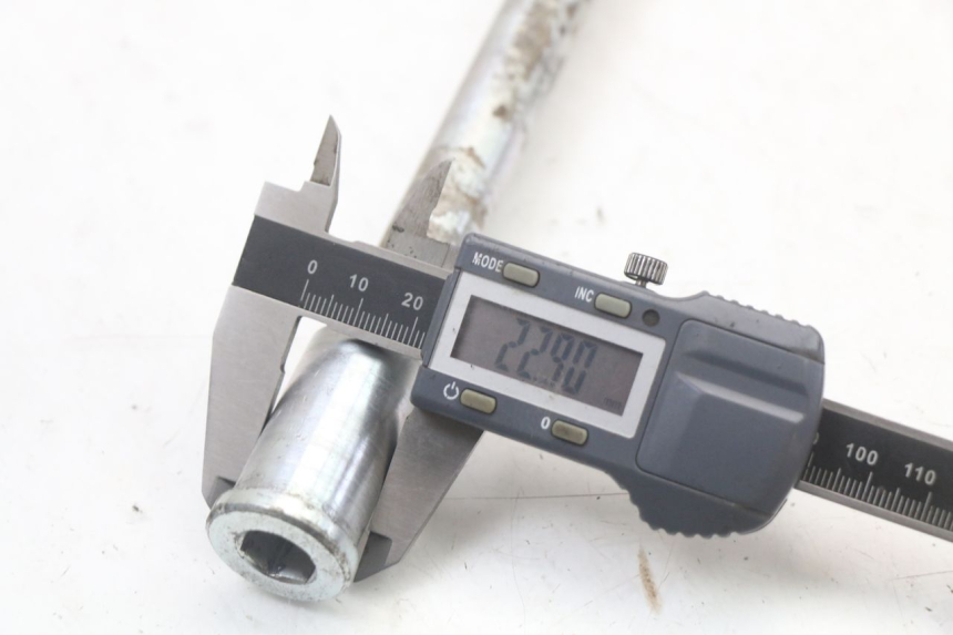 photo de FRONT WHEEL AXLE KAWASAKI GTR 1000 (1994 - 2004) - Alternative perspective