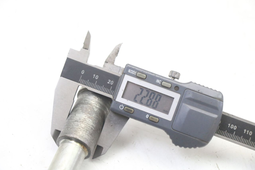 photo de FRONT WHEEL AXLE KAWASAKI ZR7 ZR-7 S 750 (1999 - 2004) - Alternative perspective