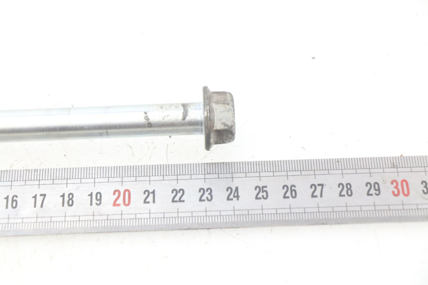 photo de FRONT WHEEL AXLE PEUGEOT KISBEE 2T 50 (2010 - 2017) - Zoom on usage condition