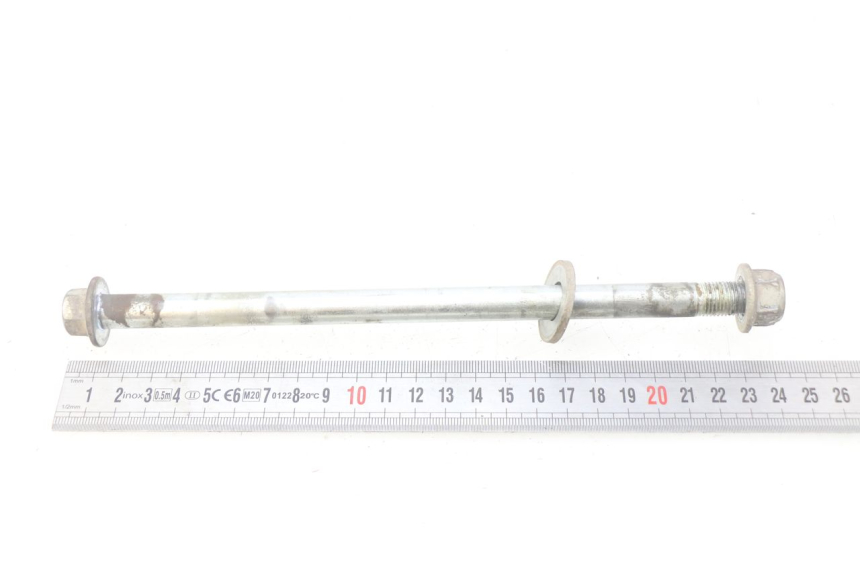 photo de FRONT WHEEL AXLE PEUGEOT KISBEE 2T 50 (2010 - 2017) - Zoom on usage condition