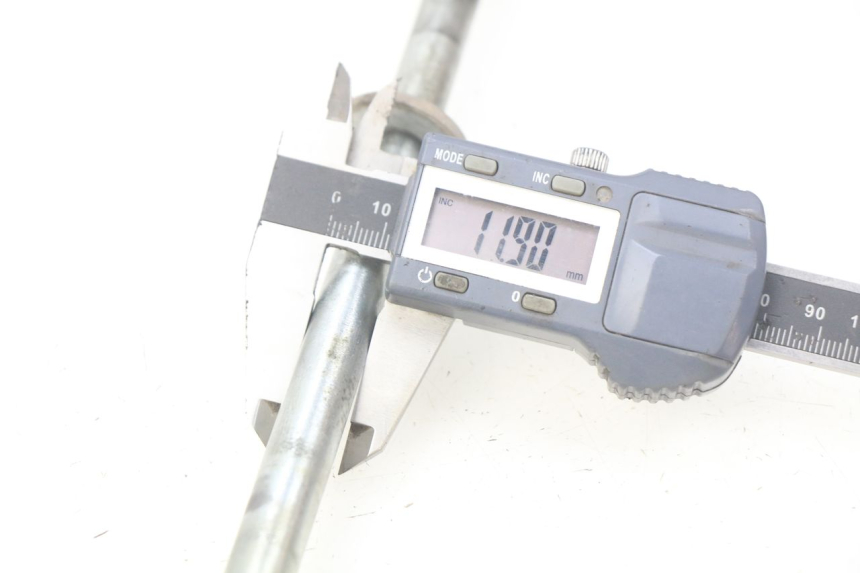 photo de FRONT WHEEL AXLE PEUGEOT KISBEE 2T 50 (2010 - 2017) - Alternative perspective