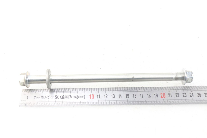 photo de FRONT WHEEL AXLE PEUGEOT KISBEE 4T 50 (2018 - 2022) - Zoom on usage condition