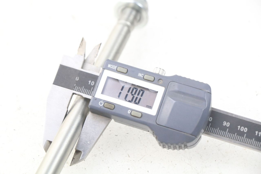 photo de FRONT WHEEL AXLE PEUGEOT KISBEE 4T 50 (2018 - 2022) - Alternative perspective