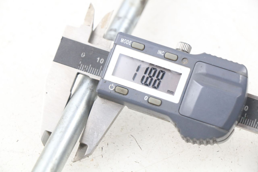 photo de FRONT WHEEL AXLE PEUGEOT KISBEE 4T 50 (2010 - 2017) - Alternative perspective