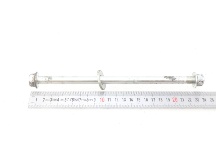 photo de FRONT WHEEL AXLE PEUGEOT KISBEE 4T 50 (2018 - 2022) - Zoom on usage condition