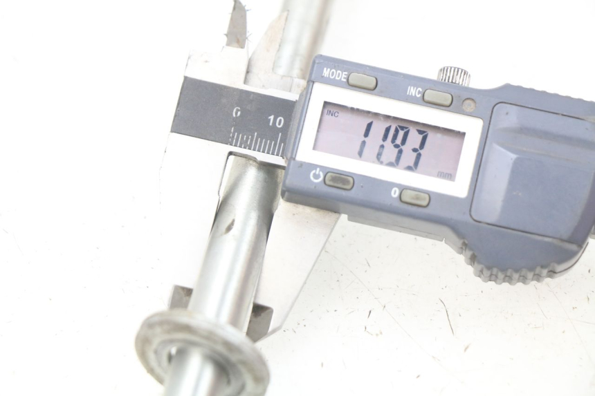 photo de FRONT WHEEL AXLE PEUGEOT KISBEE 4T 50 (2018 - 2022) - Alternative perspective