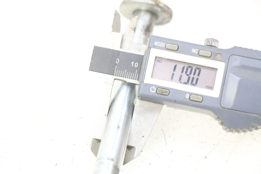 photo de FRONT WHEEL AXLE PEUGEOT KISBEE 4T 50 (2010 - 2017) - Alternative perspective