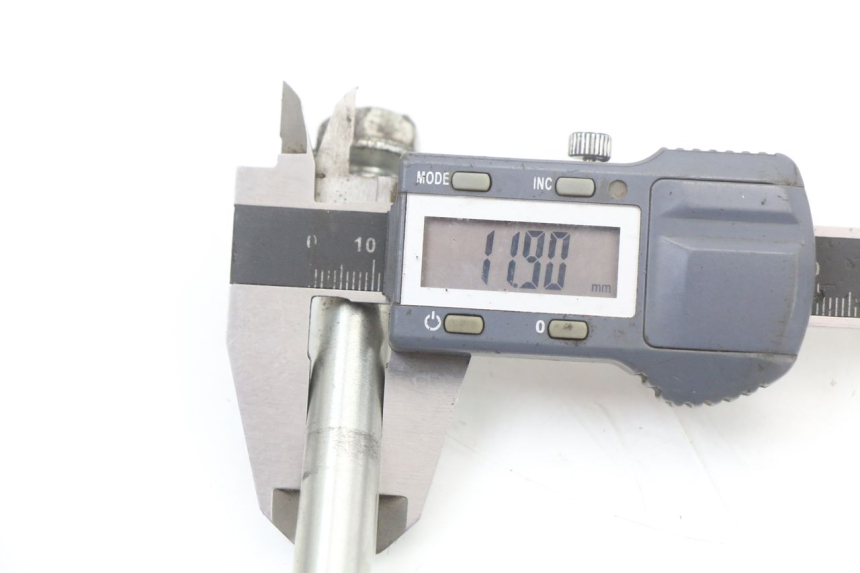 photo de FRONT WHEEL AXLE PEUGEOT KISBEE 4T 50 (2018 - 2022) - Alternative perspective