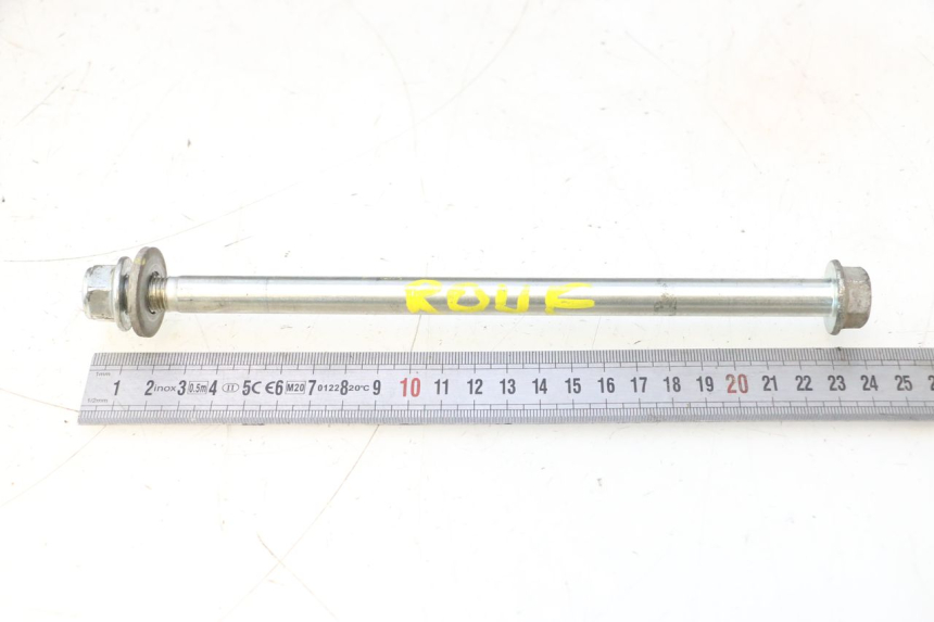 photo de FRONT WHEEL AXLE PEUGEOT KISBEE 4T 50 (2023 - 2026) - Alternative perspective