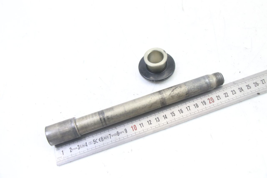 photo de FRONT WHEEL AXLE KAWASAKI KX F KXF 450 (2009 - 2011) - Technical close-up