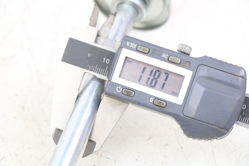 photo de FRONT WHEEL AXLE KAWASAKI KX L 85 (2022 - 2024) - Alternative perspective