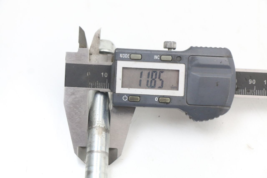 photo de FRONT WHEEL AXLE KAWASAKI KX L 85 (2022 - 2024) - Alternative perspective