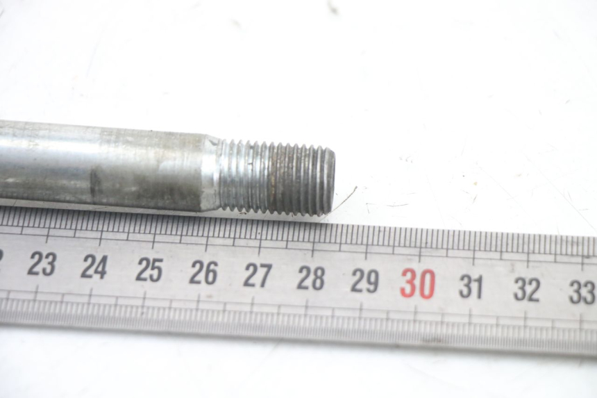 photo de FRONT WHEEL AXLE KYMCO DINK STREET 125 (2009 - 2014) - Alternative perspective