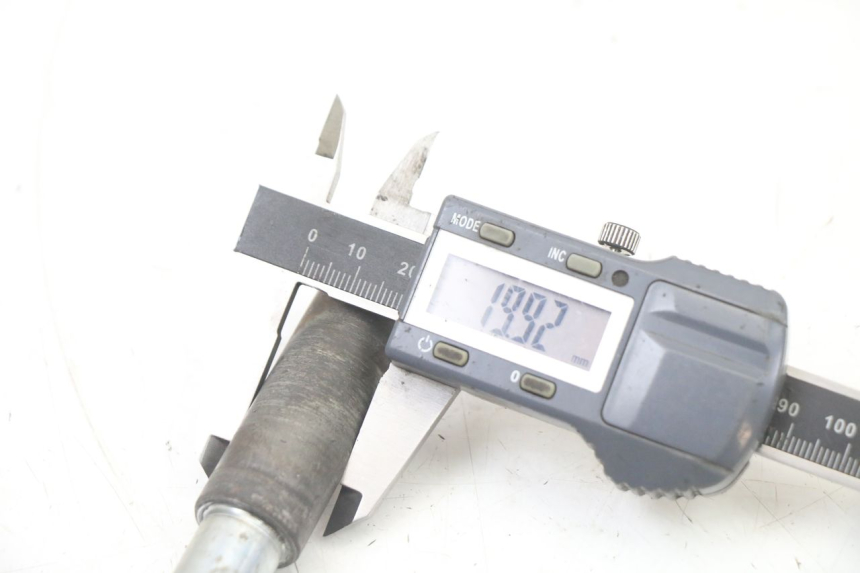 photo de FRONT WHEEL AXLE KYMCO DINK STREET 125 (2009 - 2014) - Technical close-up