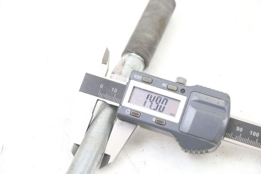 photo de FRONT WHEEL AXLE KYMCO DINK STREET 125 (2009 - 2014) - Product overview