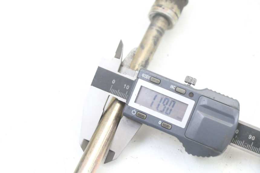 photo de FRONT WHEEL AXLE KYMCO GRAND DINK 125 (2008 - 2014) - Technical close-up