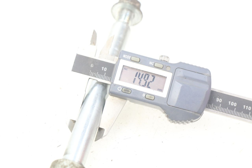 photo de FRONT WHEEL AXLE PIAGGIO LIBERTY 4T 50 (2004 - 2008) - Alternative perspective