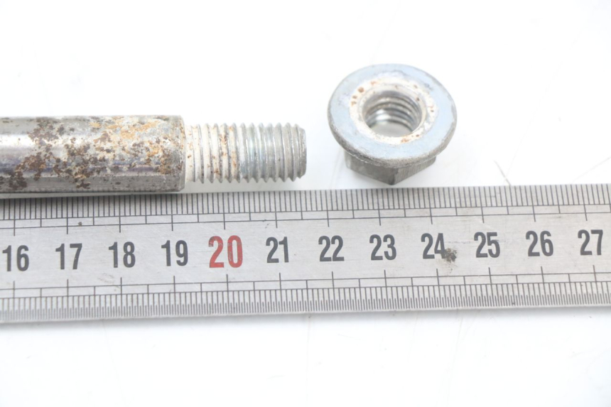 photo de FRONT WHEEL AXLE PIAGGIO LIBERTY 4T 50 (2018 - 2021) - Alternative perspective