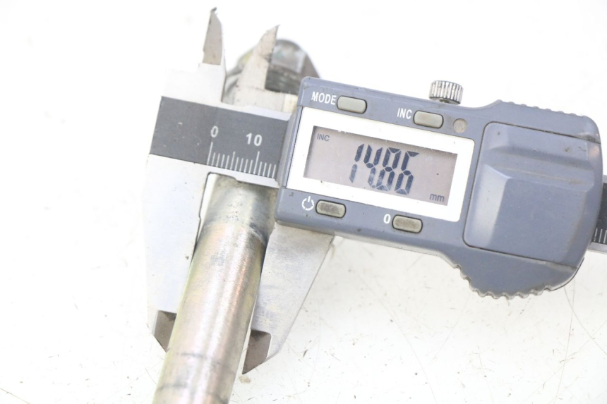 photo de FRONT WHEEL AXLE PIAGGIO LIBERTY IGET 4T 50 (2015 - 2020) - Alternative perspective