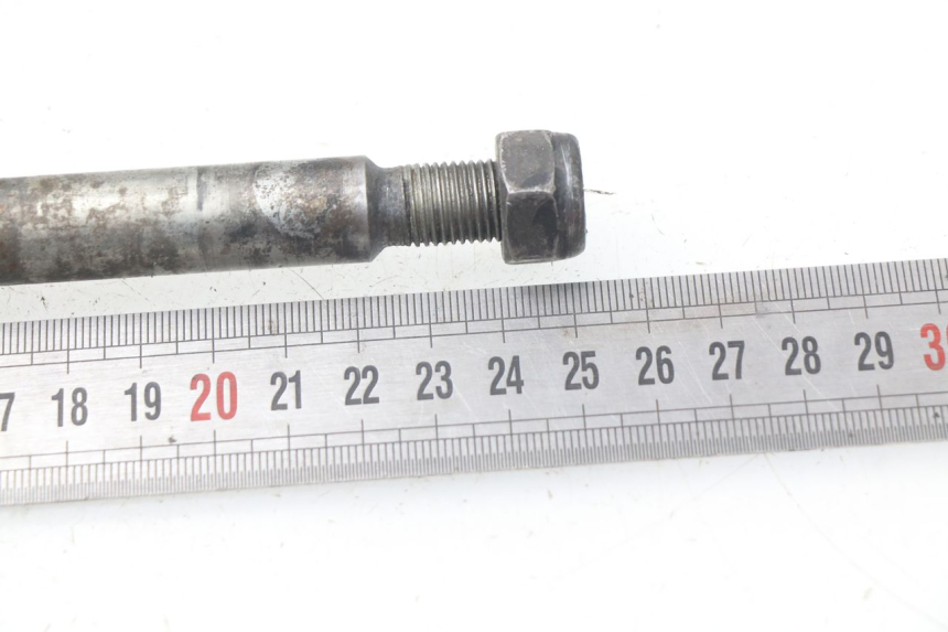 photo de FRONT WHEEL AXLE PEUGEOT LUDIX 50 (2005 - 2007) - Zoom on usage condition