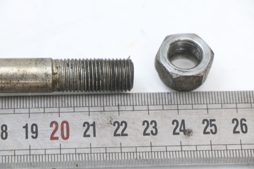 photo de FRONT WHEEL AXLE PEUGEOT LUDIX 50 (2008 - 2017) - Zoom on usage condition