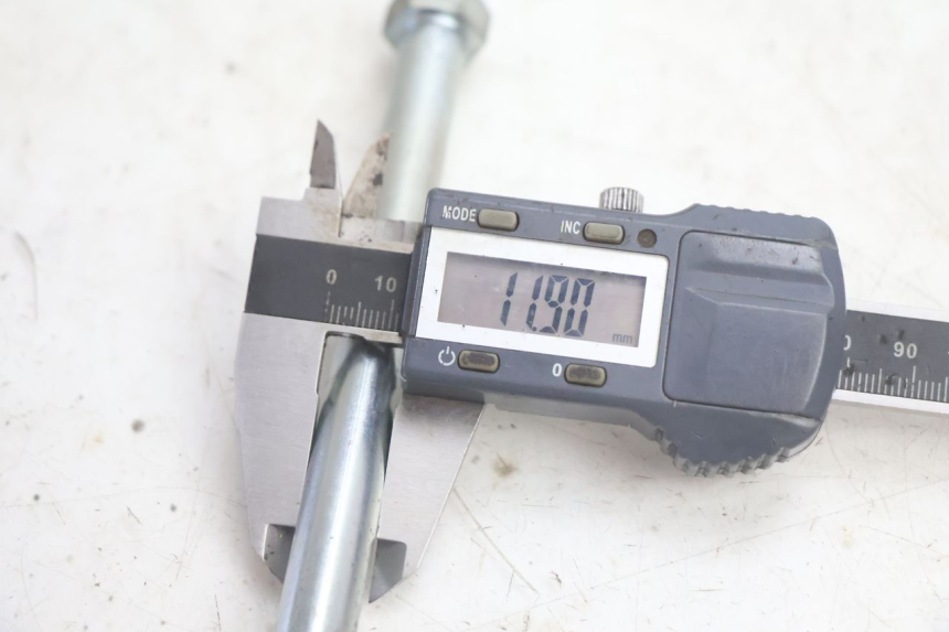 photo de FRONT WHEEL AXLE MBK MACH G AC 50 (2002 - 2014) - Technical close-up