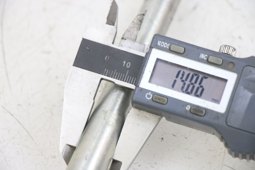 photo de FRONT WHEEL AXLE PIAGGIO MEDLEY 125 (2016 - 2023) - Component detail