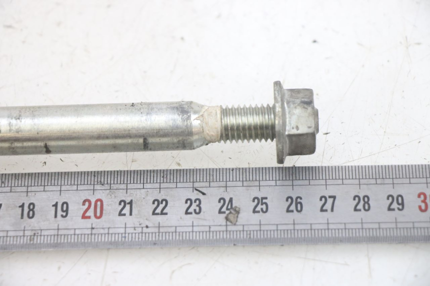 photo de FRONT WHEEL AXLE PIAGGIO MEDLEY 125 (2016 - 2023) - Zoom on usage condition