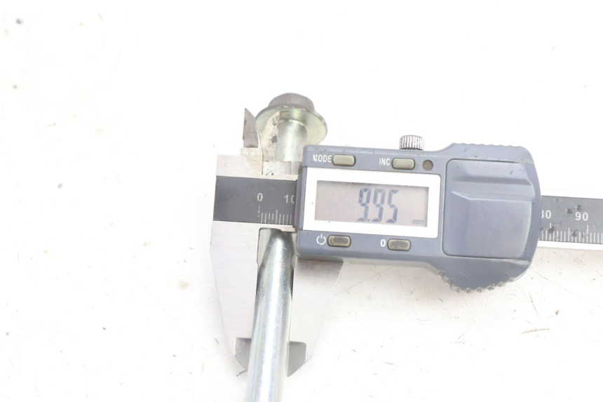 photo de FRONT WHEEL AXLE YAMAHA N-MAX NMAX 125 (2021 - 2024) - Technical close-up