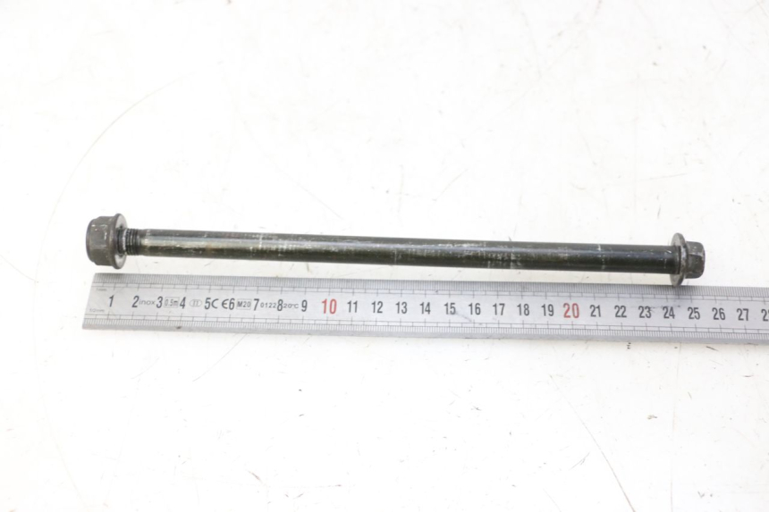 photo de FRONT WHEEL AXLE KYMCO LIKE 4T 50 (2019 - 2025) - Zoom on usage condition