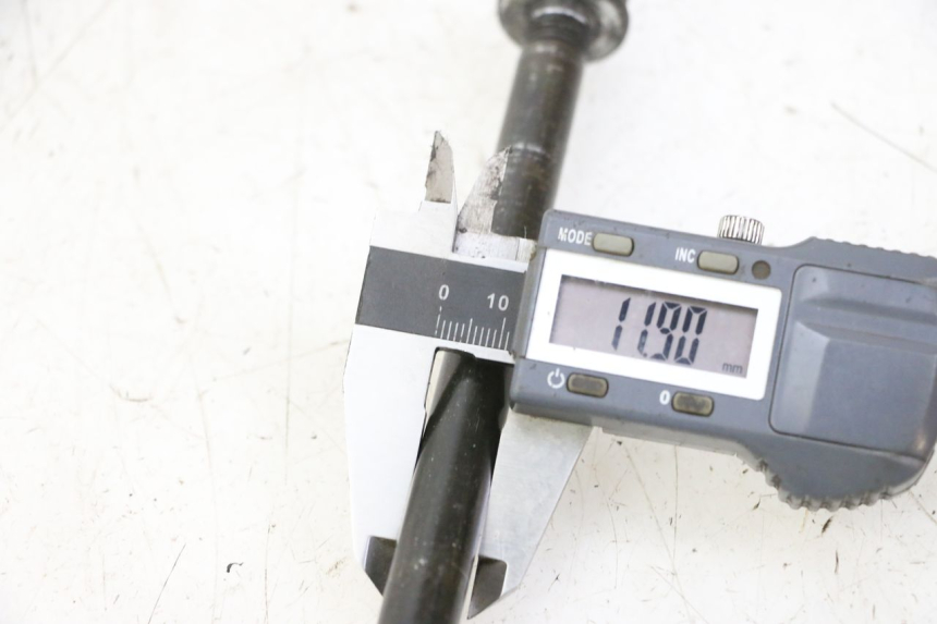 photo de FRONT WHEEL AXLE KYMCO LIKE 4T 50 (2019 - 2025) - Alternative perspective