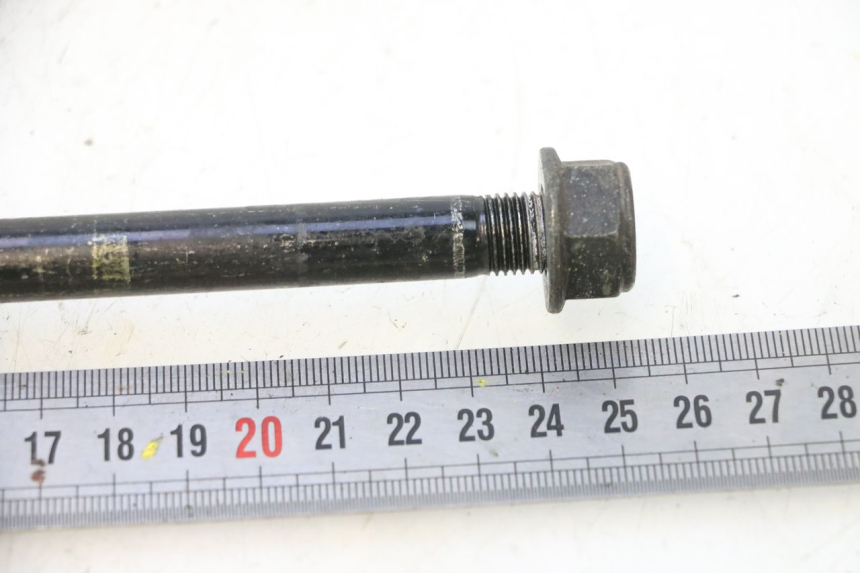 photo de FRONT WHEEL AXLE KYMCO LIKE 4T 50 (2019 - 2025) - Zoom on usage condition