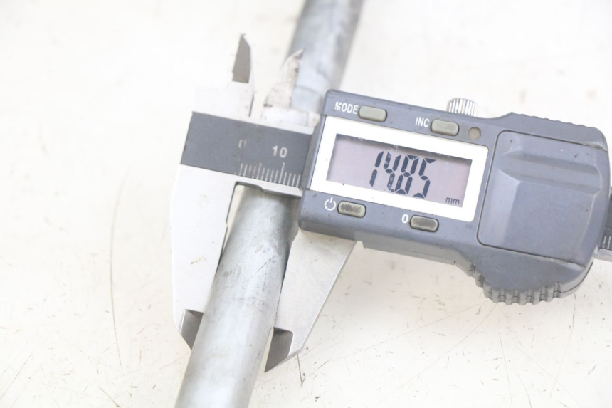 photo de FRONT WHEEL AXLE PIAGGIO NEW TYPHOON 50 (2010 - 2017) - Component detail