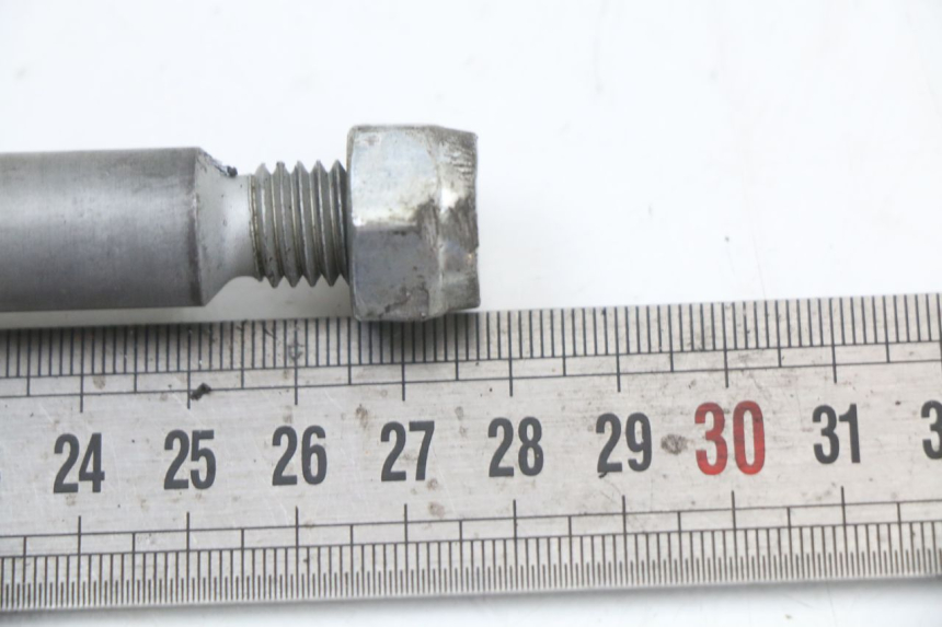 photo de FRONT WHEEL AXLE PIAGGIO NEW TYPHOON 50 (2018 - 2021) - Zoom on usage condition