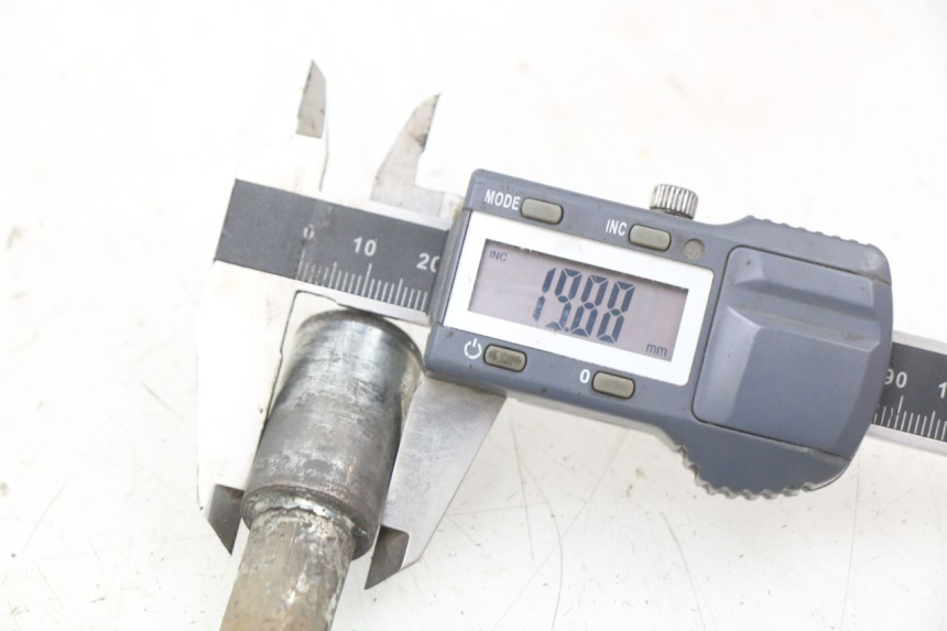 photo de FRONT WHEEL AXLE GILERA NEXUS 125 (2009 - 2013) - Technical close-up