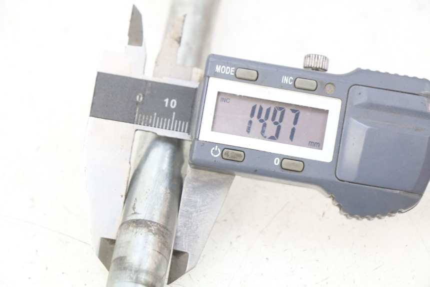 photo de FRONT WHEEL AXLE GILERA NEXUS 125 (2009 - 2013) - Product overview