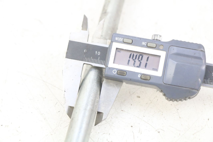 photo de FRONT WHEEL AXLE GILERA NEXUS 125 (2007 - 2009) - Component detail