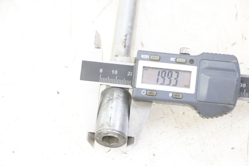 photo de FRONT WHEEL AXLE GILERA NEXUS 125 (2009 - 2013) - Technical close-up