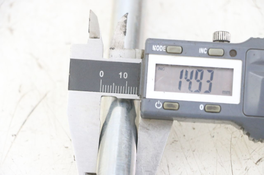 photo de FRONT WHEEL AXLE GILERA NEXUS 125 (2009 - 2013) - Product overview