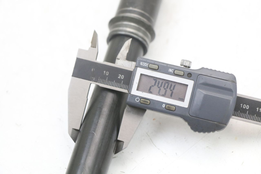 photo de FRONT WHEEL AXLE MOTO GUZZI NORGE 8V GT 1200 (2011 - 2016) - Technical close-up